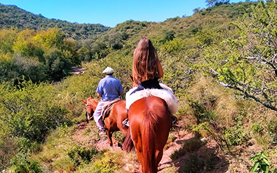 Personas montando a caballo en los senderos de Candonga.