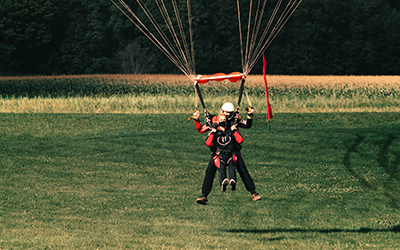 Instructor y acompañante aterrizando en paracaidas.