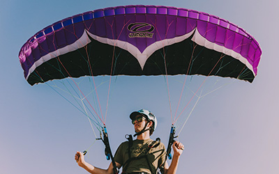 Persona lista para iniciar a hacer parapente.