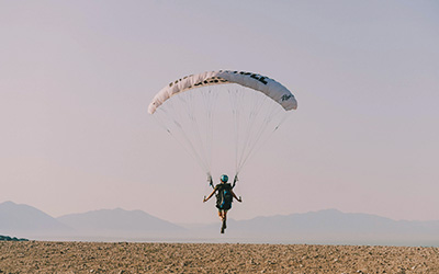 Persona lanzandose a hacer parapente en desde una meceta.