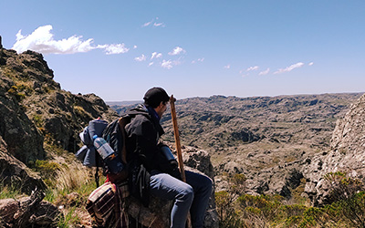 Una persona contemplando el paisaje de Los Gigantes durante el trekking organizado por Nativo Viajes.