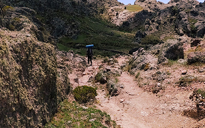 Una persona adentrandoce en la inmensidad de Los Gigantes durante el trekking organizado por Nativo Viajes.