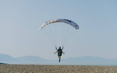 Persona lanzandoce a realizar parapente desde una meceta.