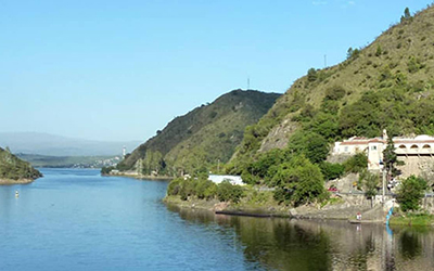 Imagen panoramica del Valle de Punilla y su lago en Córdoba, Argentina