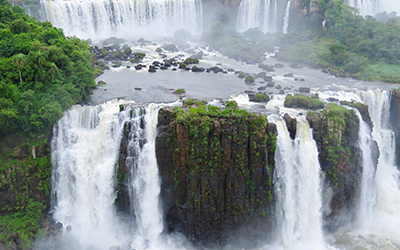 Toma aérea de las Cataratas del Iguazú en Argentina.