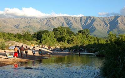 Imagen panoramica de un río típico en la región del Valle de Traslasierras durante el verano en Córdoba, Argentina.