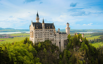 Imagen panoramica del famoso castillo de cenicienta llamado castillo Neuschwanstein en Alemania.