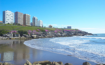 Imagen del mar, la playa y los edificion en altura de Mar del Plata