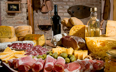 Imagen de fiambras, quesos y vinos típicos del norte de Córdoba.